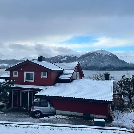 Line Pa Hauane1 * Volda