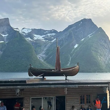 Bed & Breakfast Line Pa Hauane1 Volda