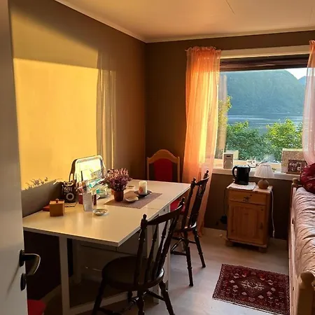 Bed & Breakfast Line Pa Hauane1 Volda